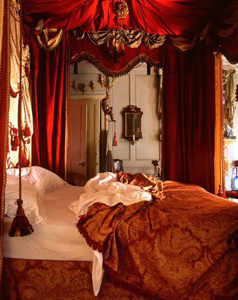 Gösterişli kırmızı yatak odası dekorasyonu