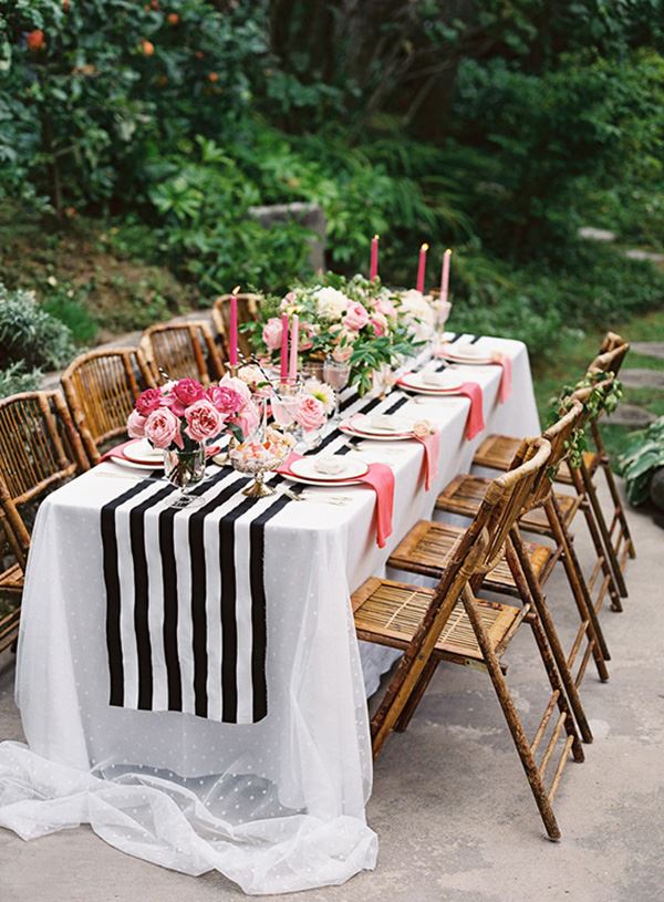 Bahçede güller ile süslenmiş sekiz 8 kişilik yemek masası dekorasyonu