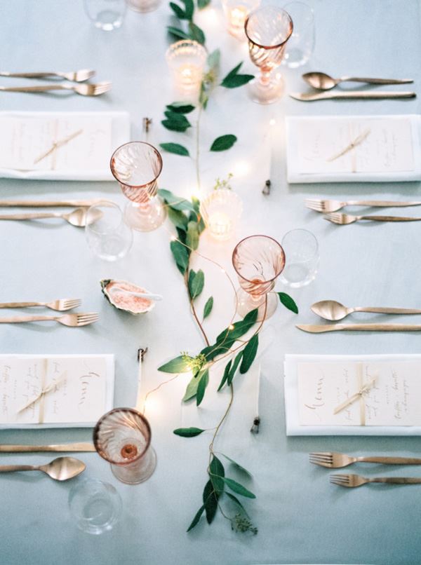 Düğün için dizayn edilmiş yemek masası