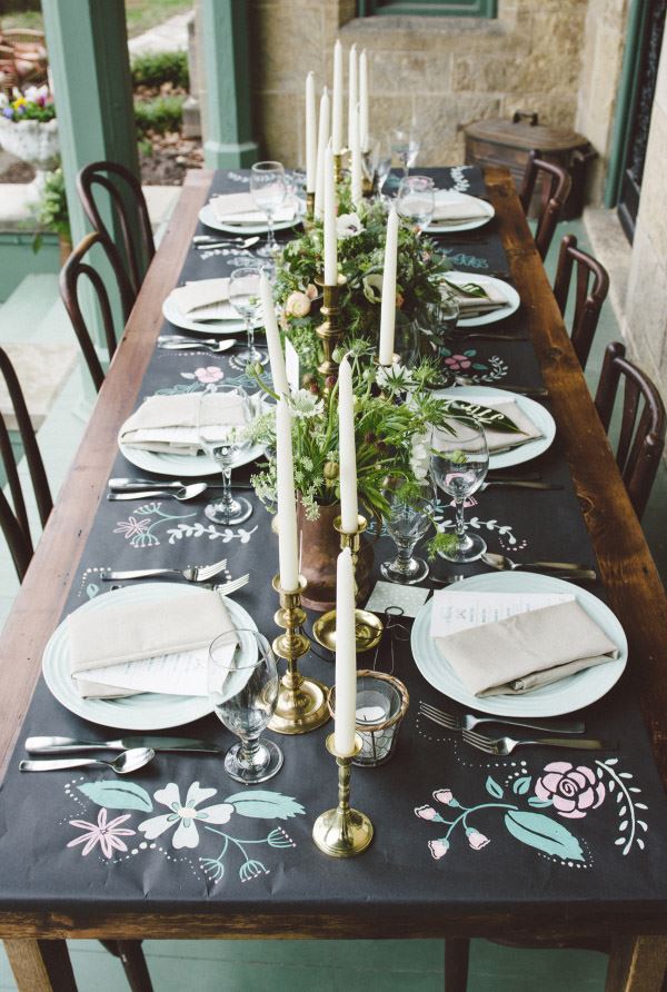 Sekiz kişilik siyah beyaz renkler ile dizayn edilmiş yemek masası