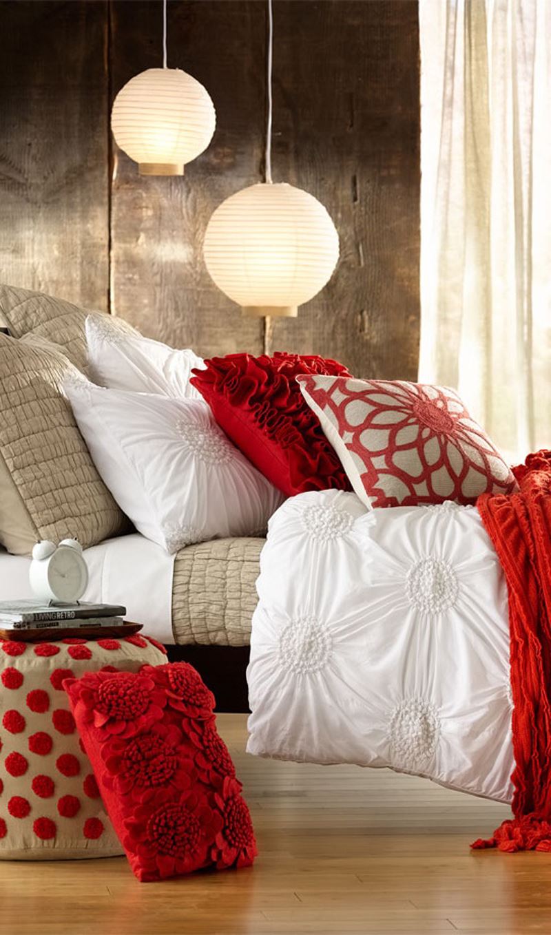 Kırmızı beyaz yastıklık yatak odası dekorasyonu