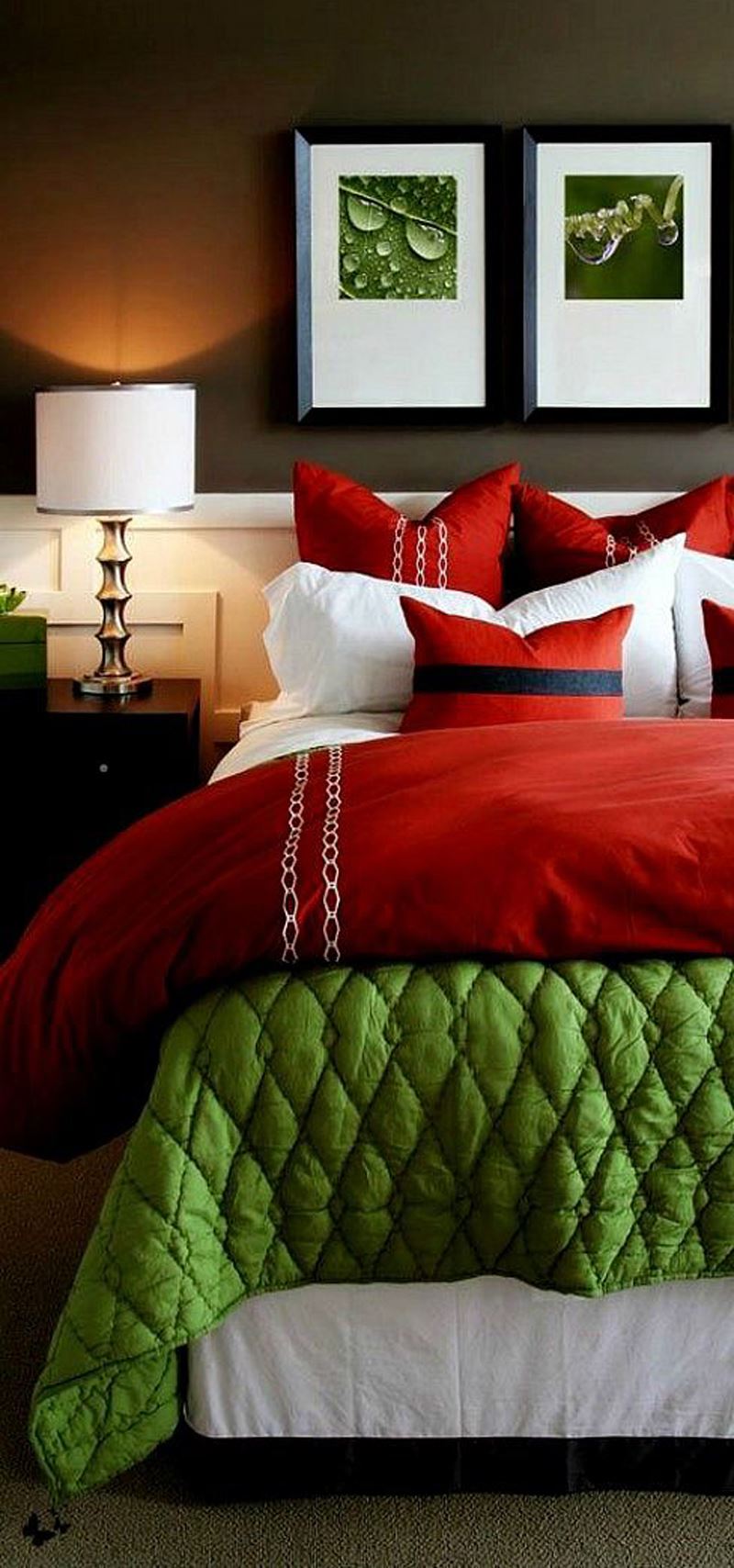 Kırmızı beyaz yeşil yatak odası dekorasyonu