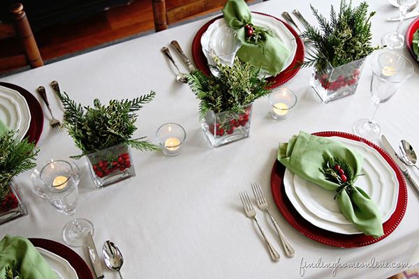 Kırmızı ve yeşil renkli yemek masası süsleme